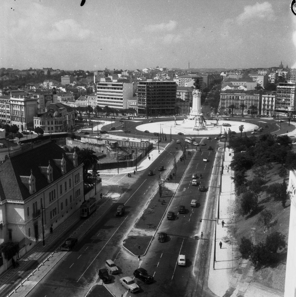 Panorâmica da praça Marquês de Pombal, vendo-se