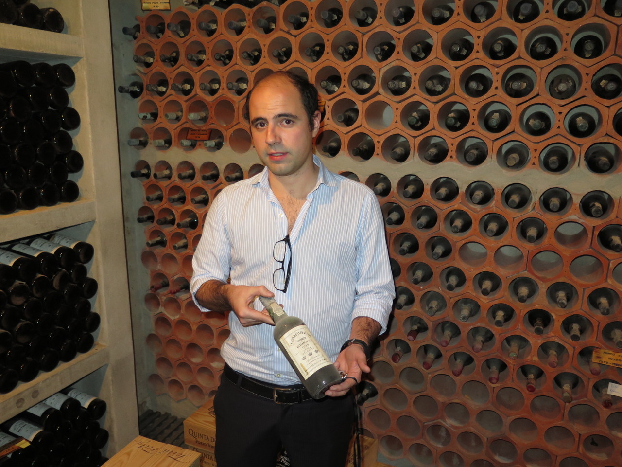 Rodrigo Saragga e o Burmester Porto Colheita 1958, atualmente servido a copo no restaurante Rodrigo Saragga e o Burmester Porto Colheita 1958, atualmente servido a copo no restaurante