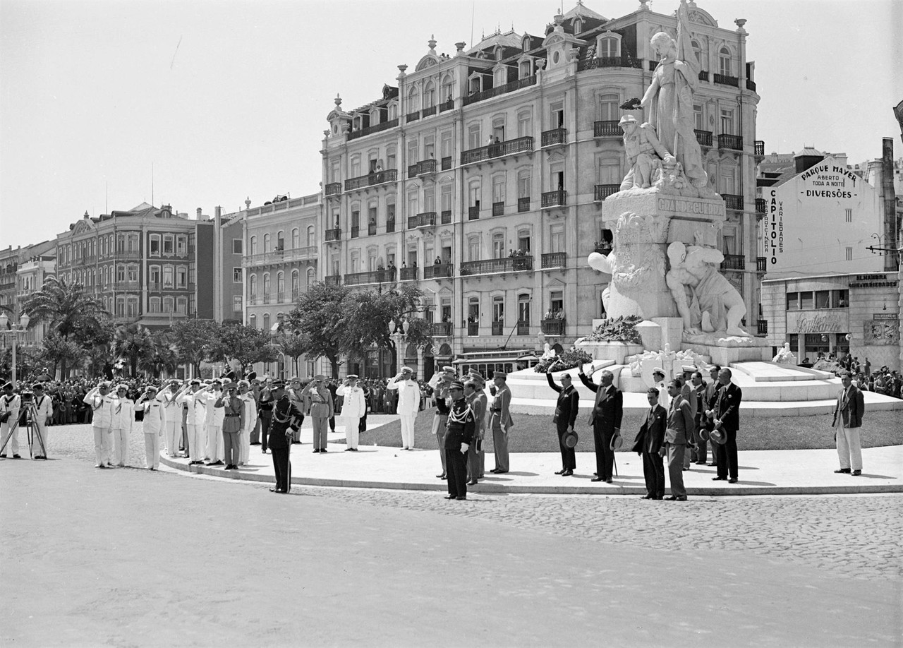 Homenagem da Marinha de guerra inglesa junto ao mo