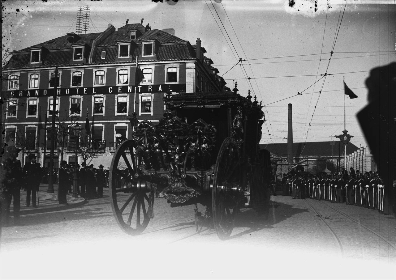 Coche Real perto do Grande Hotel Central.jpg
