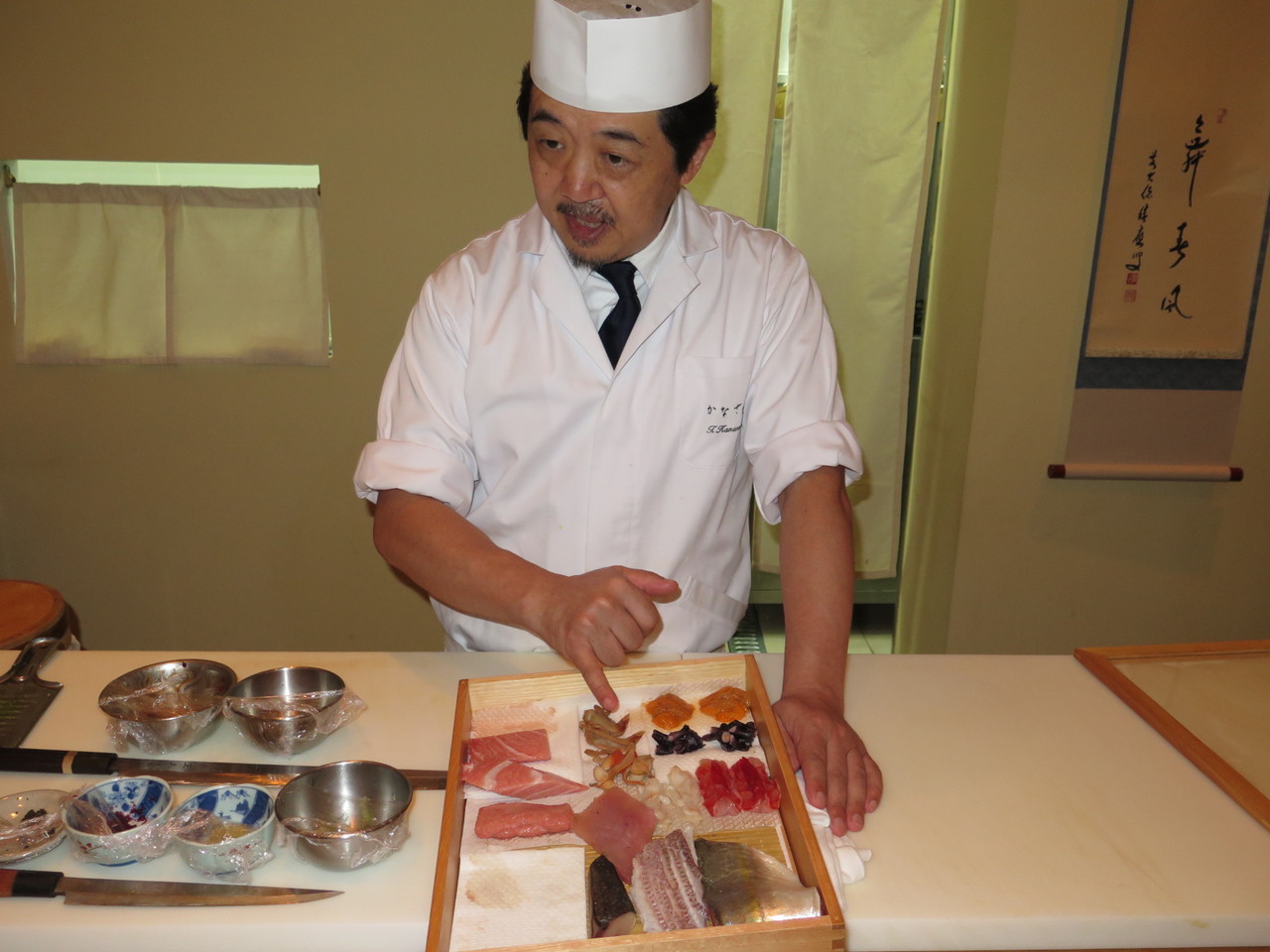 Tomoaki Kanazawa apresentando o peixe e marisco do dia Tomoaki Kanazawa apresentando o peixe e marisco do dia