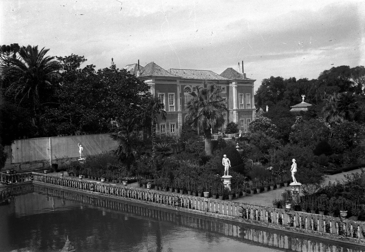 Palácio Marquês de Fronteira, lago e fachada ori