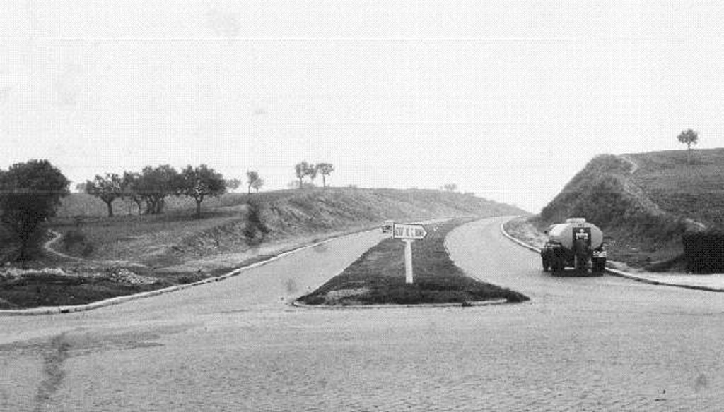 Começo da estrada que liga a rotunda do aeroporto a Cabo Ruivo, Lisboa (A.J. Goulart, 1960)