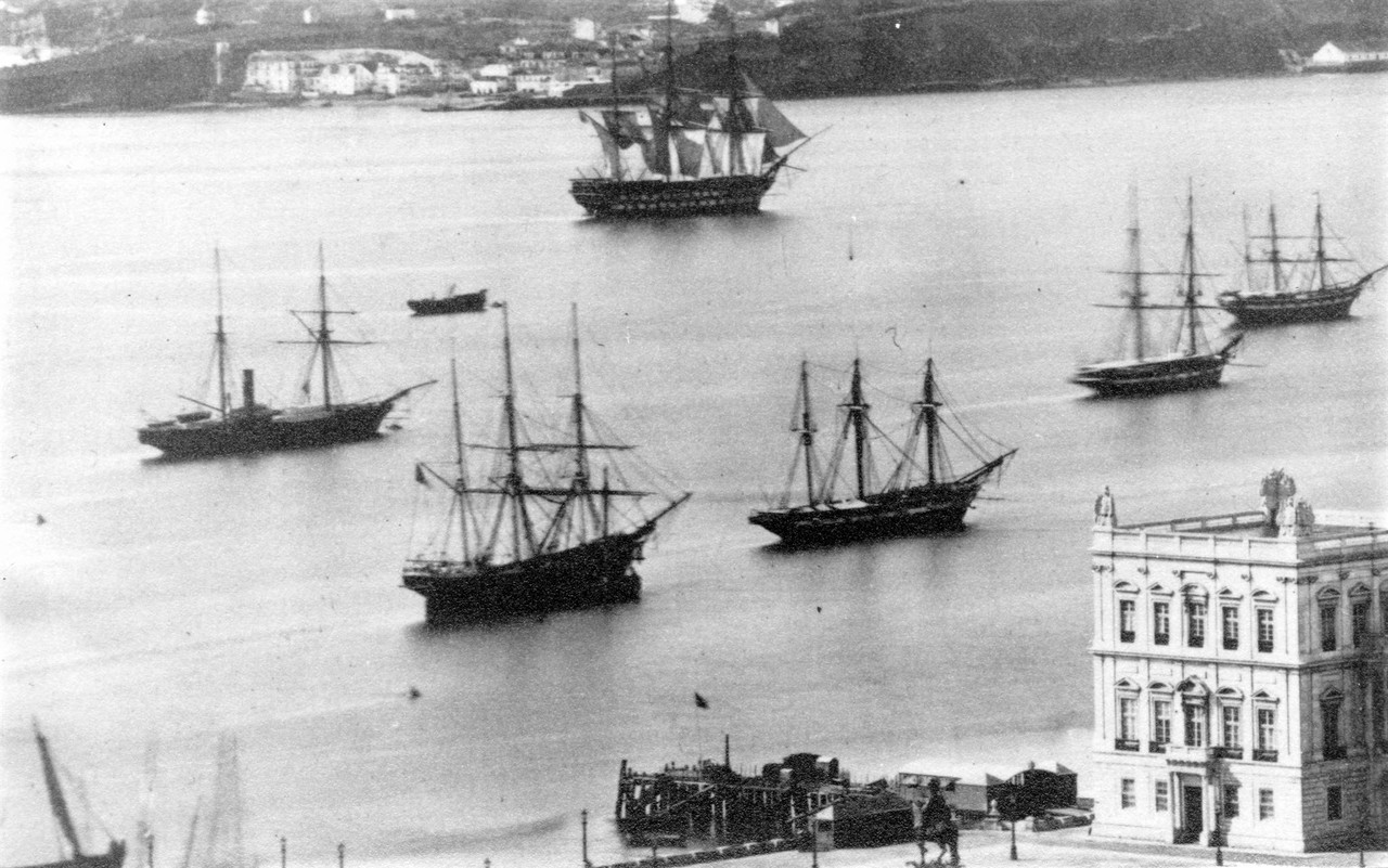 Embarcações à vela no rio Tejo.jpg