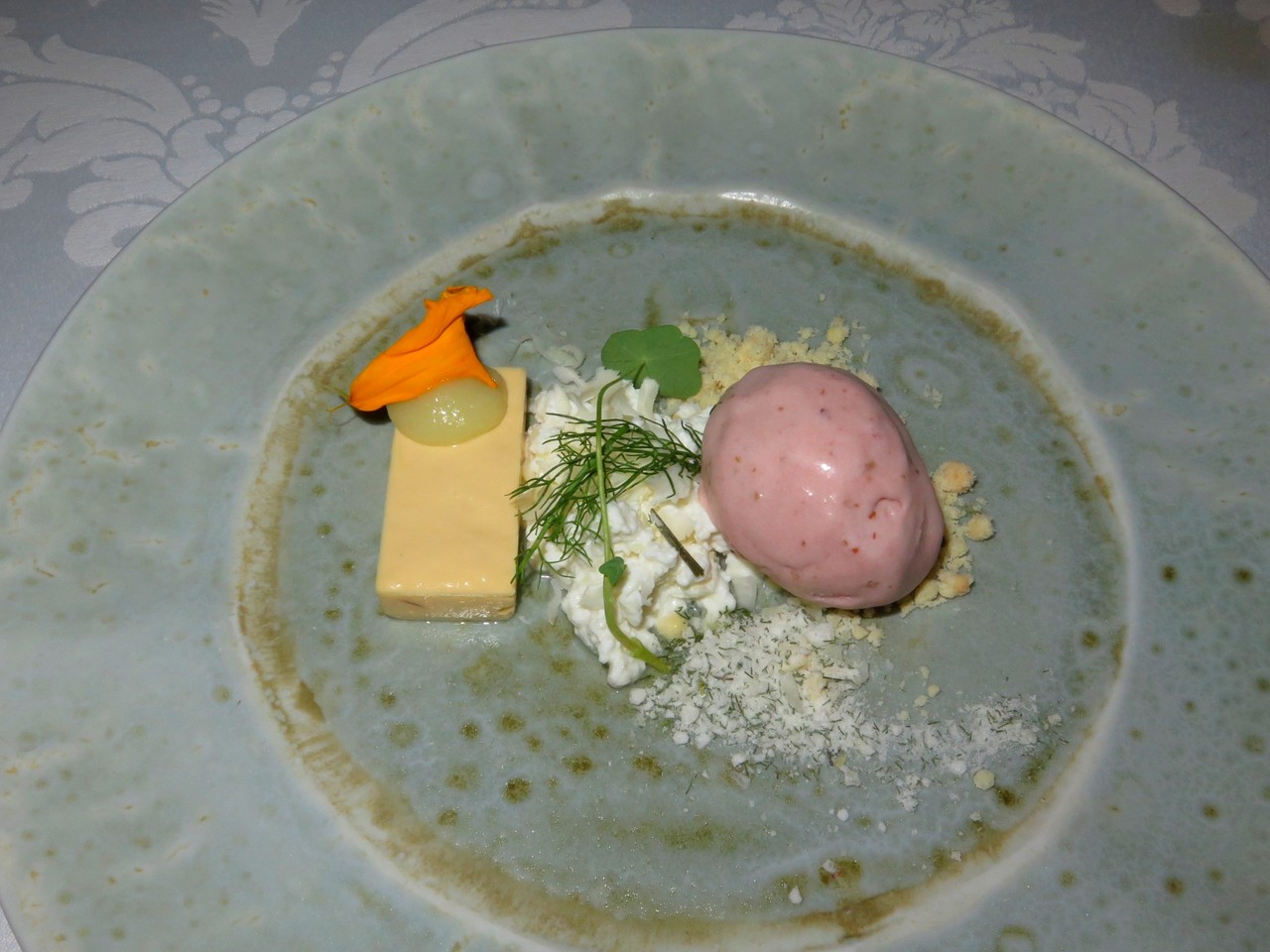Pinheiro, maçã reineta, queijo de cabra e funcho [Bruno Rocha]