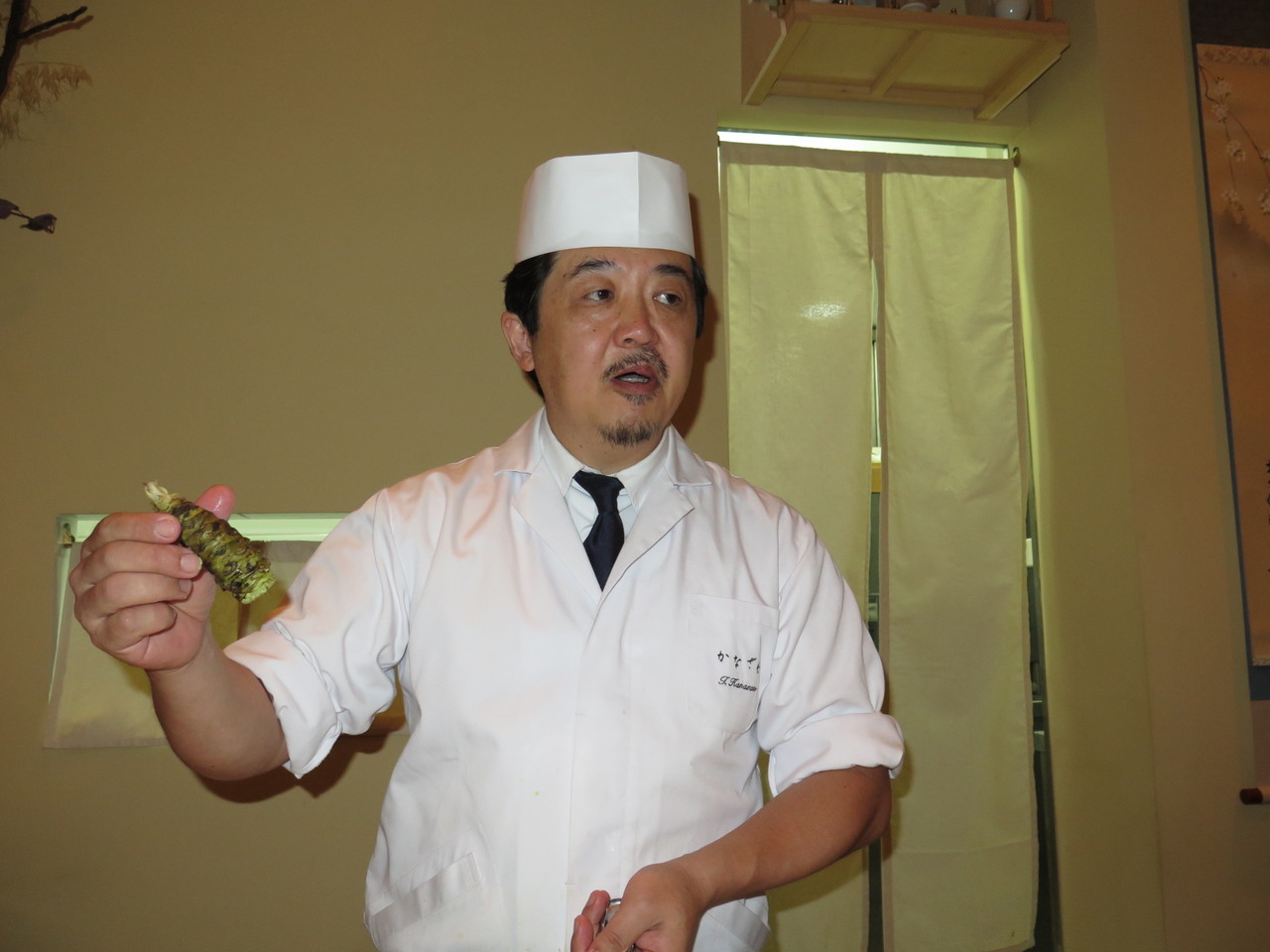 Tomoaki Kanazawa e a raiz da planta Wasabia Japonica Tomoaki Kanazawa e a raiz da planta Wasabia Japonica