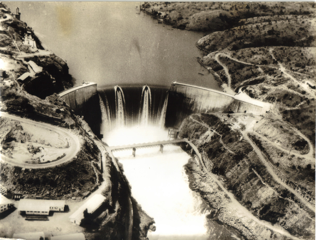 Barragem de Cambambo, Angola, c. 1969. A. n/ ident., S.E.I.T., n.º 335627, cx. 448, env. 8.