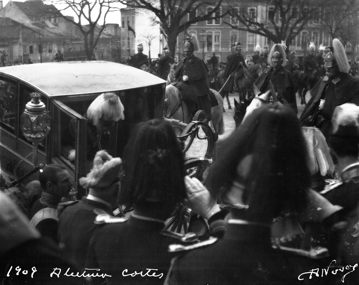 Chegada do rei Dom Manuel II às Cortes, 1909, fot