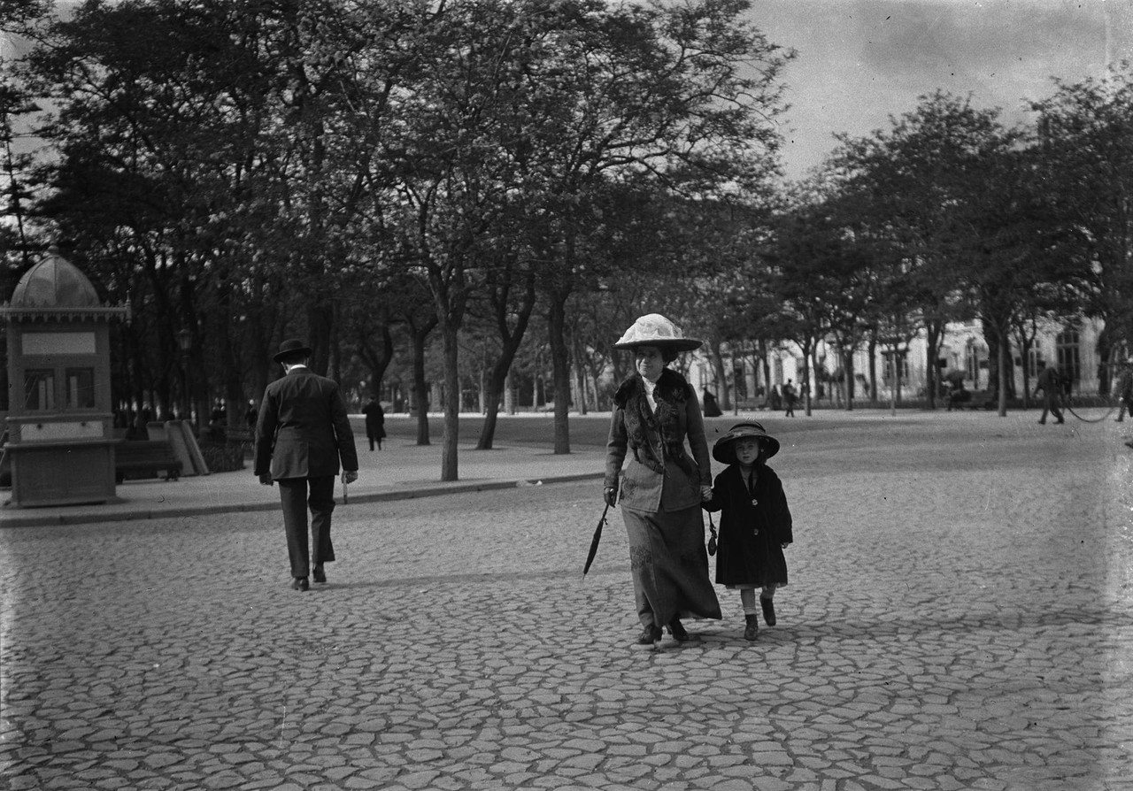 Senhora com criança na avenida da Liberdade, 1912
