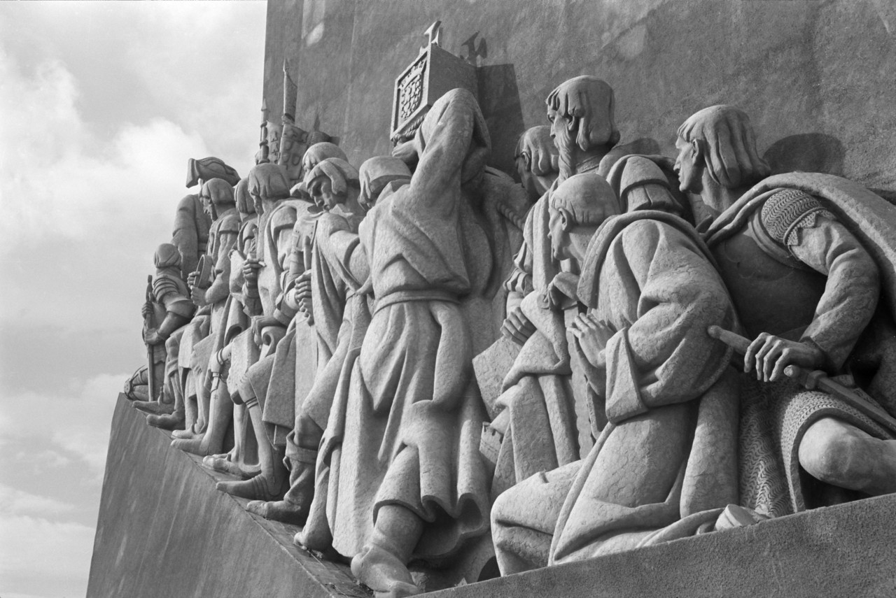 Grandes portugueses (não empurrem), Padrão das Descobertas (Escultor: Leopoldo de Almeida; fotografia de Casimiro Vinagre)