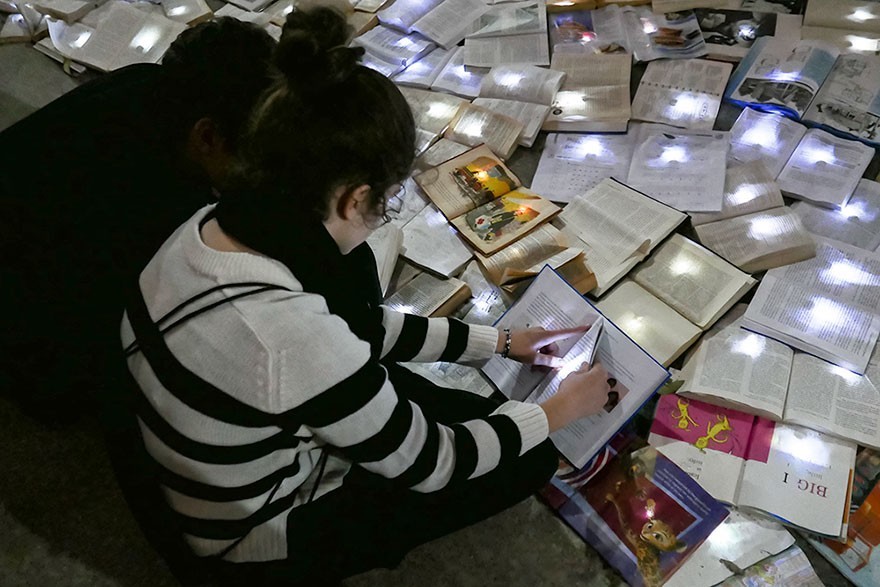 book-installation-literature-vs-traffic-luzinterru