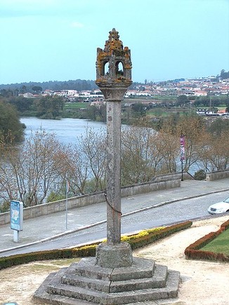 449px-Barcelos_Pelourinho1377