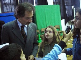 Tito de Morais, founder of the MiudosSegurosNa.Net Project, is interviewd by a group of students from the Escola Básica 1, 2 António José de Ávila school, at Horta, Faial, Azores, after an Internet safety awareness event promoted by local child protection authorities in April 2008.