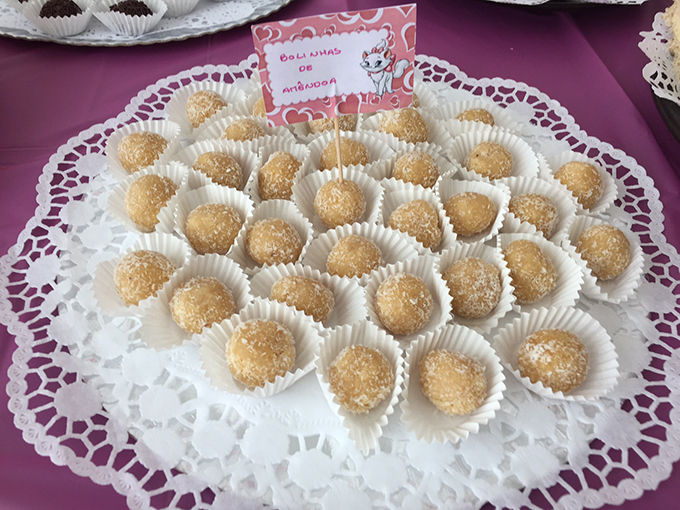 bolinhas de amendoa
