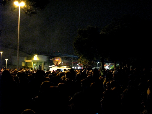 multidão e televisão