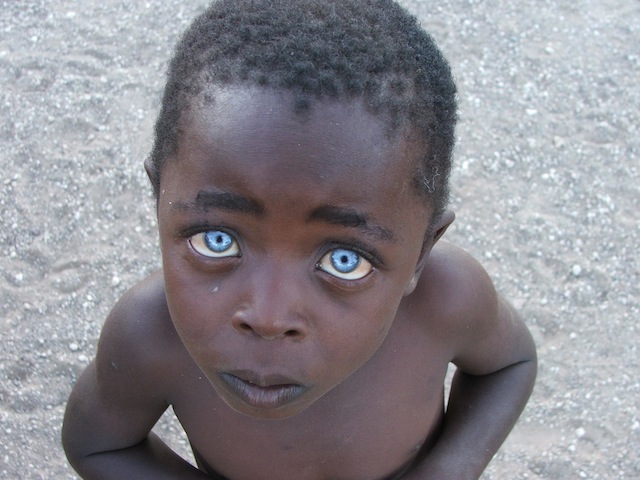 menino olhos azuis